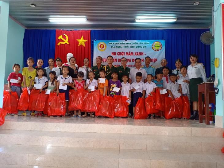 Hội cựu chiến binh Quận Tân Bình, Tp.HCM trao học bổng cho học sinh ở xã Tiên Thuận, huyện Bến Cầu